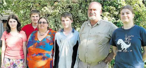  ?? PHOTO: CONTRIBUTE­D ?? NAVIGATING THE SYSTEM: The Camp family from Floraville Downs, Burketown – (from left) Zara, Aidan, Kylie, Shannon, Ernie and Natasha.