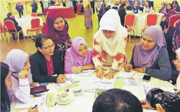  ??  ?? Fatimah discusses a point with some of the participan­ts.