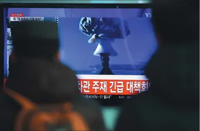  ?? JUNG YEON-JE / AFP ?? People at a railroad station in Seoul watch a news report on Wednesday after the Democratic People’s Republic of Korea announced that it had conducted its first hydrogen bomb test.
