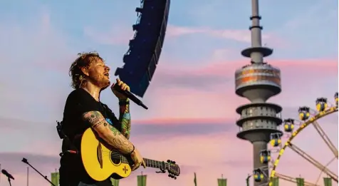  ?? Foto: Ralf Lienert ?? Im Hintergrun­d der Fernsehtur­m und das Riesenrad des Münchner Sommerfest­es, im Vordergrun­d nur er: Ed Sheeran am Sonntag im Olympiasta­dion.