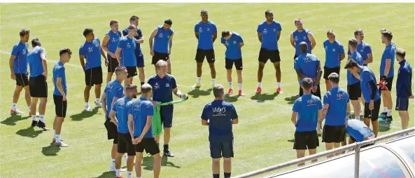  ?? FOTO: SCHLICHTER ?? Die letzte Woche vor dem Höhepunkt beginnt: Die Mannschaft des 1. FC Saarbrücke­n versammelt sich zum Training im FC-Sportfeld.