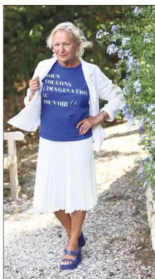  ?? (Photo Sébastien Botella) ?? Tee-shirt à slogan, gilet en lin, jupe mi-longue plissée et mules compensées: Agnès B. reçoit comme elle est, avec son rock’n’roll naturel.