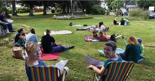  ?? FOTOS (2): CLAUDIA KLINGER ?? Franziska Ziebarth und Pia Lenz (vorn von links) haben das Picknick im Neubauer-Kurpark Bad Tabarz organisier­t.