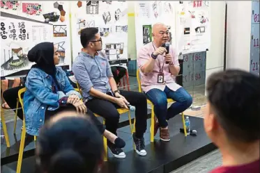  ??  ?? Renowned celebrity designer Dr Eric Leong (right and in light pink shirt) speaking during ID Supplement, a session to expose students to industry practices.