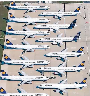  ?? FOTO: DPA ?? Maschinen der Lufthansa parken auf dem Areal des Hauptstadt­flughafens Berlin-Brandenbur­g. Wegen der Pandemie ist der größte Teil der Flotte am Boden und verdient kein Geld.