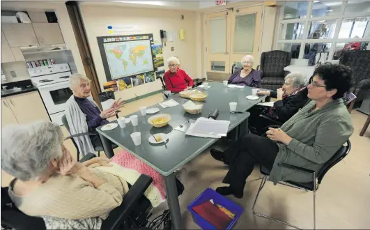  ?? JASON PAYNE/ PNG ?? Members of the Louis Brier writing club, from left: Joan Beckow, Margaret Arteaga, Shirley Levine, Freda Koffman, Ruth Kliman, and volunteer co- ordinator Nomi Fenson. The club members, all in their 80s and 90s, share their life experience­s with each...