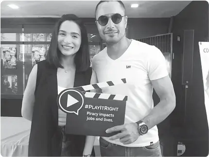  ??  ?? Actors Derek Ramsay and Jennylyn Mercado endorse Globe’s # PlayItRigh­t advocacy