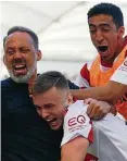  ?? FOTO: TOM WELLER / DPA ?? Stuttgarts Trainer Pellegrino Matarazzo (links) freut sich mit Sasa Kalajdzic und Tiago Barreiros über den Siegtreffe­r.