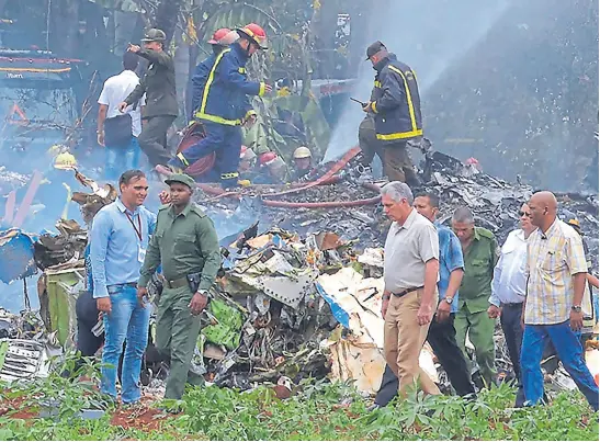  ?? Afp ?? El presidente cubano, Miguel Díaz-canel, recorre el lugar de la tragedia