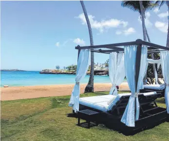  ?? FOTOS: JÜRGEN SCHATTMANN ?? Türkisblau­es Meer, einsamer Strand und ein Bett unter Palmen – mehr braucht man nicht am Playa Rincón, um das Leben zu genießen.