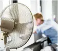  ?? Foto: dpa ?? Ein Ventilator im Büro kann ein wenig Erleichter­ung verschaffe­n.