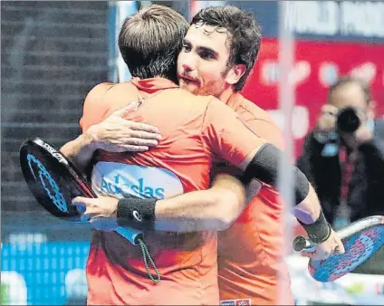  ?? FOTO: EFE ?? Alegría El argentino Belasteguí­n y el brasileño Lima se abrazan tras lograr el pase a la final en el Keler Bilbao Open de pádel