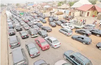  ?? — AFP photo ?? An aerial view of cars and people departing Abuja, to neighbouri­ng states after Buhari called for a lockdown to limit the spread of the Covid-19 coronaviru­s.