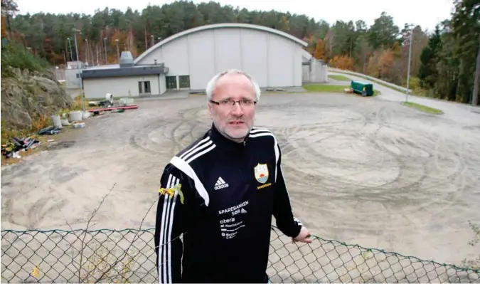  ?? FOTO: ÅGE HARALD DRANGSHOLT ?? Øystein Konradsen, daglig leder i Randesund, er kritisk til at det etableres en ny idrettsklu­bb på Dvergsnes.