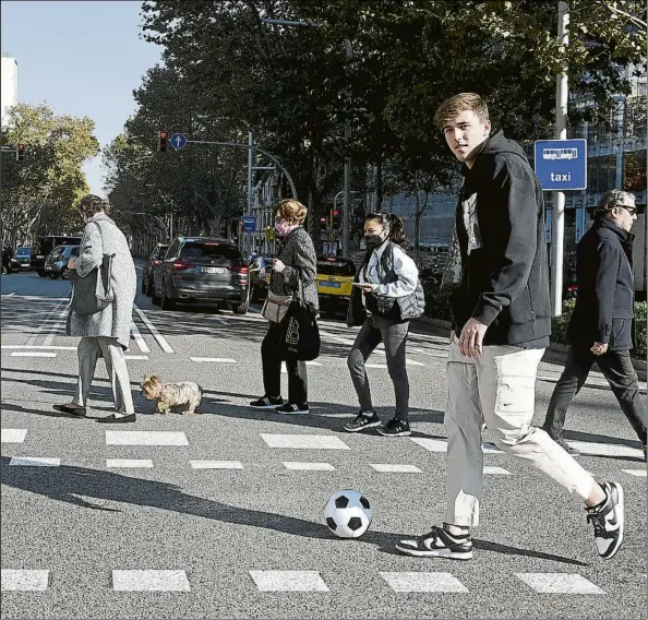  ?? FOTO: MANEL MONTILLA ?? Nico, con un balón cruzando la calle
El jugador azulgrana tiene las ideas muy claras, es ambicioso, pero con los pies en el suelo, sin perder la humildad