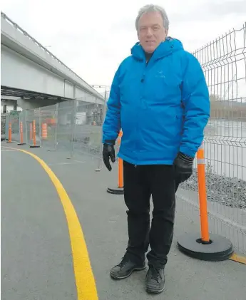  ?? PHOTO MATTHIEU PAYEN ?? Mario Langlois, président de l’Associatio­n des propriétai­res et résidents de L’Îledes-Soeurs, pose à côté du nouveau pont qui ouvrira lundi.