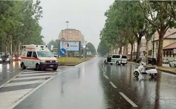  ?? ?? L’ambulanza e lo scooter coinvolti nell’incidente