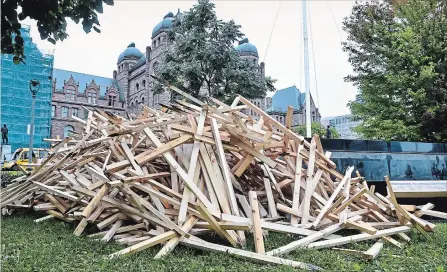  ?? FRANK GUNN THE CANADIAN PRESS ?? Wooden crosses representi­ng the 1,265 Ontarians who lost their lives in 2017 to overdoses are placed on the lawn as a sign of protest.