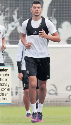  ??  ?? ARTILLERO. Rafa Mir, en un entrenamie­nto con el Valencia.