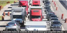  ?? / AP ?? La evacuación masiva de residentes de las costas provocó gran congestión vehicular.