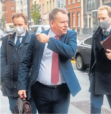  ??  ?? TALKS: UK chief negotiator David Frost removes his face mask to speak to the media as he arrives for Brexit discussion­s with EU chief negotiator Michel Barnier in Brussels.