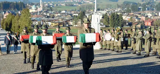  ??  ?? Soldati italiani e austriaci morti durante la Prima guerra mondiale sono stati sepolti ieri al termine di una cerimonia sull’Altopiano di Asiago