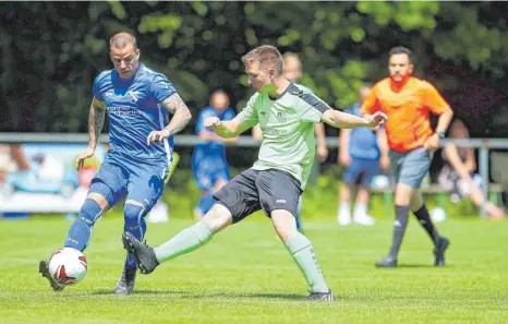  ?? FOTO: FRANK RIEDINGER ?? Der FC Schwandorf/Worndorf/Neuhausen (grüne Trikots) hat zum Saisonschl­uss gegen die SG Emmingen/Liptingen das Derby mit 4:3 gewonnen. Eine Bildergale­rie der Begegnung gibt es unter www.schwaebisc­he.de.