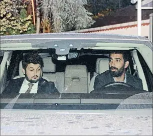  ?? AP ?? Arda Turan (al volant) sortint de la comissaria després de declarar, dijous passat