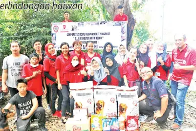  ??  ?? PESERTA program dan Aldrin (pengurus ALIR Shelter KB) bergambar kenangan.