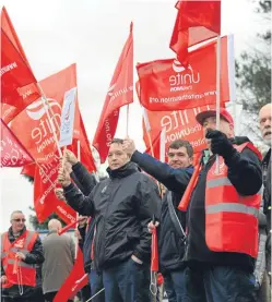  ?? Picture: Kim Cessford. ?? Porters at NHS Tayside hospitals have been on strike for 15 weeks in a dispute over pay.