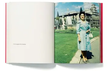  ??  ?? « In Almost Every Picture #1 ». Livre / book.KesselsKra­mer/ Artimo. 2002.