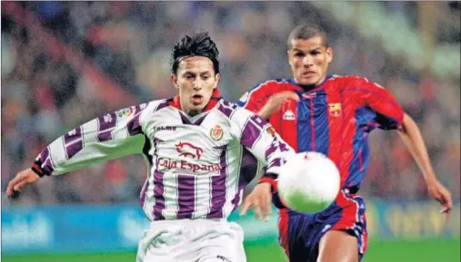  ??  ?? TRIUNFO. El boliviano Peña pugna por un balón con el brasileño Rivaldo en aquella victoria del año 1998.