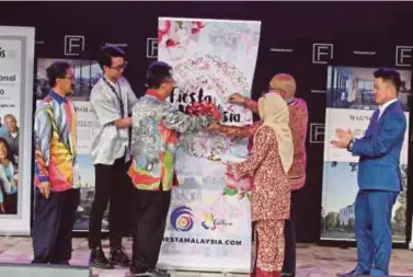  ??  ?? Terengganu Menteri Besar
Datuk Seri Ahmad Razif Abdul Rahman launching the Fiesta Malaysia 2017 in Melbourne, Australia recently