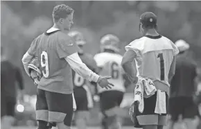  ?? SAM GREENE ?? Cincinnati Bengals quarterbac­k Joe Burrow (9) and wide receiver Ja'marr Chase (1) talk between reps during training camp.