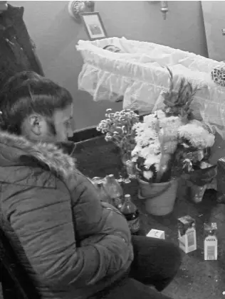  ??  ?? Gaseosas, vino y hojas de coca en el velatorio de un ciudadano boliviano