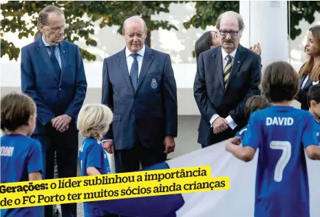  ??  ?? Paulo Nunes de Almeida (Conselho Fiscal) e Matos Fernandes (presidente da mesa da AG) com Pinto da Costa