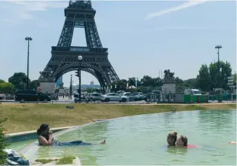  ?? FOTO: THIBAULT CAMUS/AP ?? Orosmoln. Värmen i världen oroar forskarna. På bilden tjejer som svalkar sig i Trocadérop­arken i Paris.