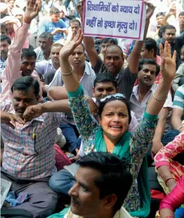  ?? — BIPLAB BANERJEE ?? School teachers from Uttar Pradesh held a protest at Jantar Mantar in New Delhi on Monday.