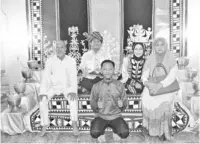  ??  ?? MAJLIS adat perkahwina­n masyarakat Bajau Kota Belud sempena Malam Kebudayaan di Kampung Jawi-Jawi.