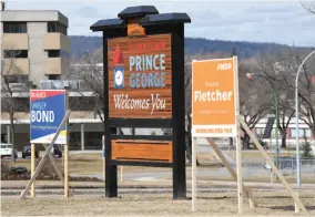  ?? CITIZEN PHOTO BY BRENT BRAATEN ?? Campaign signs line the side of the road on Queensway.