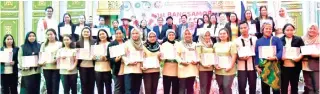  ?? CONTRIBUTE­D PHOTO ?? Attendees witness the launching of contextual­ized Heavenly Culture, World Peace, Restoratio­n of Light Peace Education Materials during the 1st Bangsamoro Peace Education Summit Conference in Cotabato City.