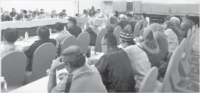  ??  ?? HAMISA mempengeru­sikan Majlis Diskusi Pilihan Raya Umum Ke-14 (PRU14) Bersama Pemimpin Akar Umbi BN DUN Tanjung Batu ‘Perang Mesti Menang’.
