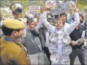 ?? RAJ K RAJ/HT ?? Delhi Traders Associatio­ns and Chamber of Trade &amp; Industry protested with begging bowls near Lok Kalyan Marg.