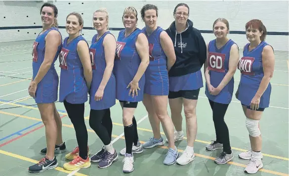  ?? ?? Lookout Sirens netted a dramatic win against Little Pearls Hurricanes in the Scarboroug­h Ladies Netball League