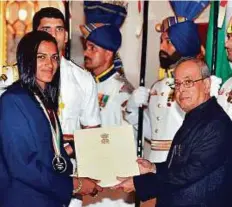  ?? PTI ?? Indian President Pranab Mukherjee presents Rajiv Gandhi Khel Ratna award to P V Sindhu at Rashtrapat­i Bhawan.