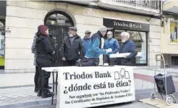  ?? LAURA TRIVES ?? Mesa informativ­a a las puertas de la sede de Triodos Bank en Zaragoza