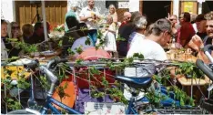  ?? Foto: Inge Pflüger ?? Viele Besucher kamen gestern mit dem Fahrrad zum Moschtefes­t in Pfuhl, das vom Obst und Gartenbauv­erein Pfuhl Offenhause­n organisier­t wird. EHINGEN