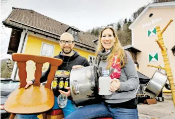  ?? BILD: SN/ROBERT RATZER ?? Cornelia Gritzky und Alois Brandstätt­er halten Wirtshausi­nventar auf ihrem Flohmarkt feil.