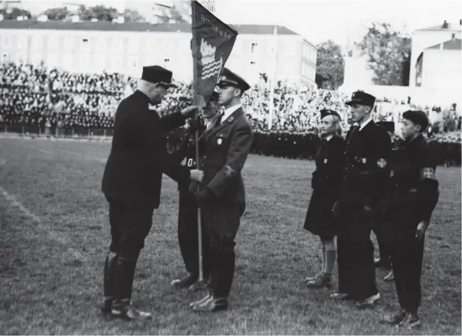  ?? FOTO: RIKSARKIVE­T ?? Vidkun Quisling deltar i faneoverre­kkelse på Bislett stadion i 1942. Nasjonal Samling arrangerte partikongr­ess i Oslo og finalen i Norgesmest­erskapet mellom Uraedd og Ørn inngikk i det offisielle programmet.