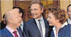  ?? FOTO: DPA ?? Christian Lindner (Mitte) am Dreikönigs­tag mit Baden-Württember­gs FDP-Chef Michael Theurer und Generalsek­retärin Nicola Beer.